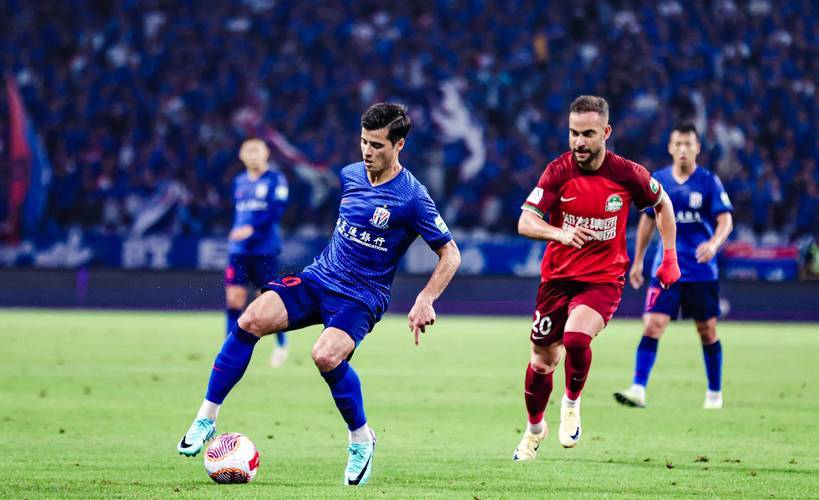 热刺力克巴黎圣日耳曼，莱万梅开二度欧冠